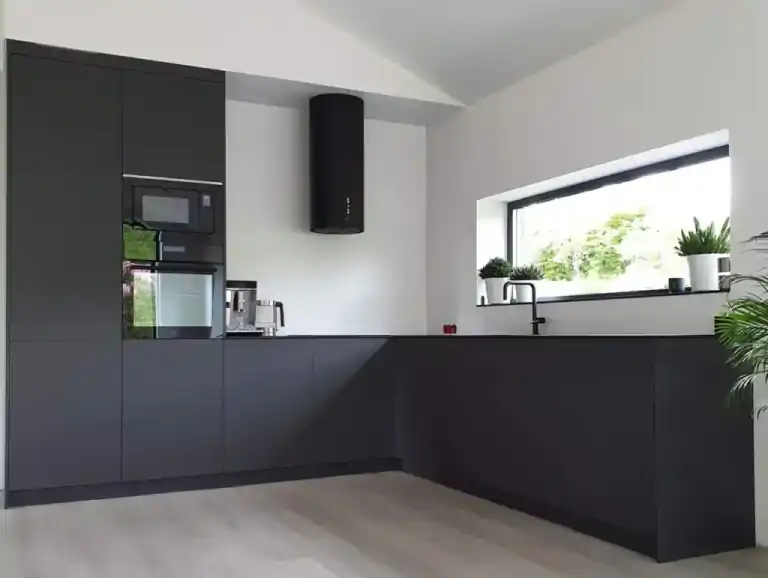 szara-kuchnia-czarny-blat